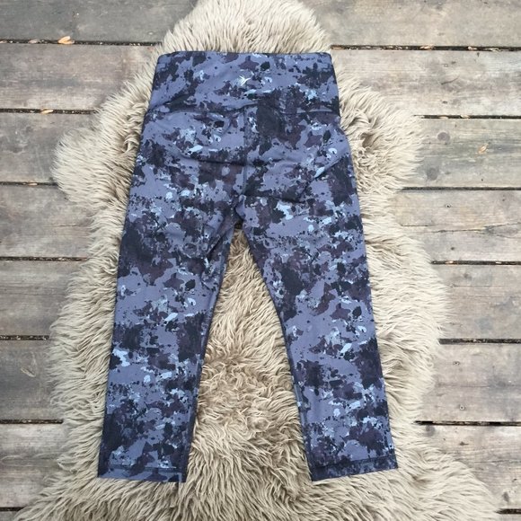 Old Navy black grey camo capris leggings - size M - Picture 5 of 6